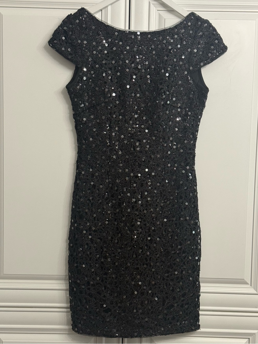 Adrianna Papell Sz 8 Black Sequin Boat Neck Cap-Sleeve Sheath Cocktail Dress